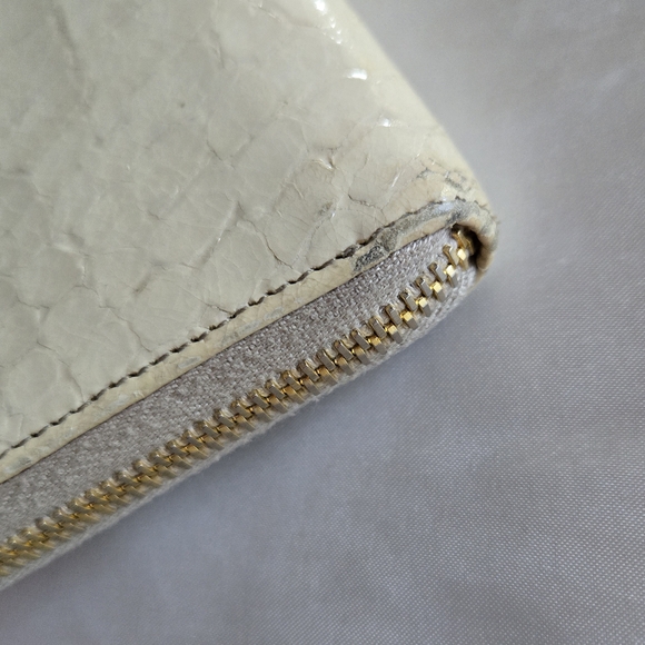 Miu Miu Cream Croc-Embossed Wallet - Picture 6 of 16